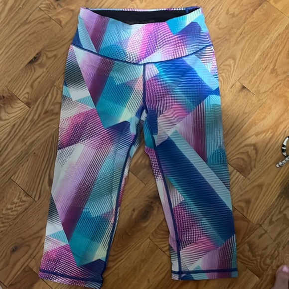 Colorful patterned 3/4 cropped workout leggings - Picture 1 of 2